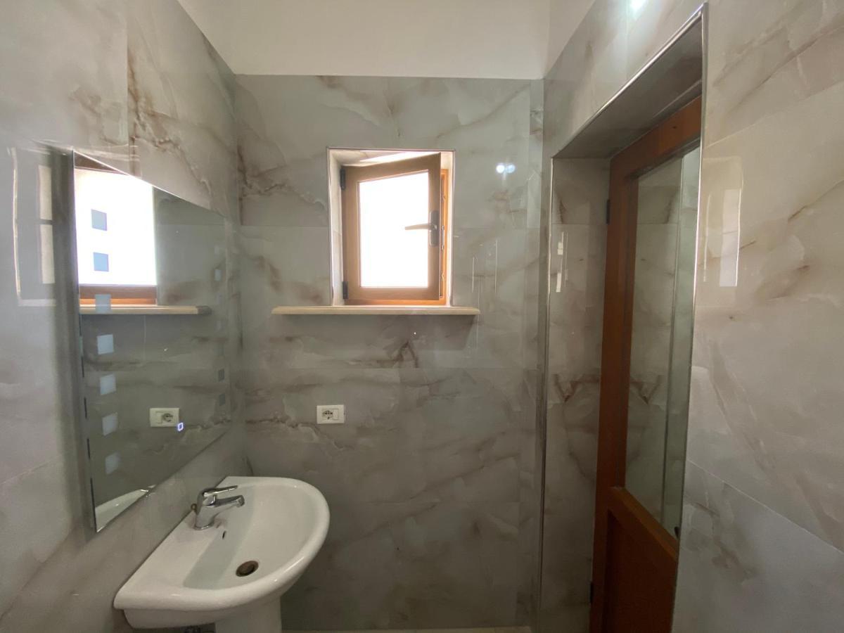 Guest House Lionel Durres Exterior photo
